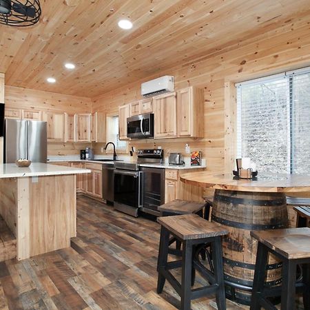 Villa Whiskey Barrel W Hot Tub Arcade Game Fire Pit Sevierville Exterior foto