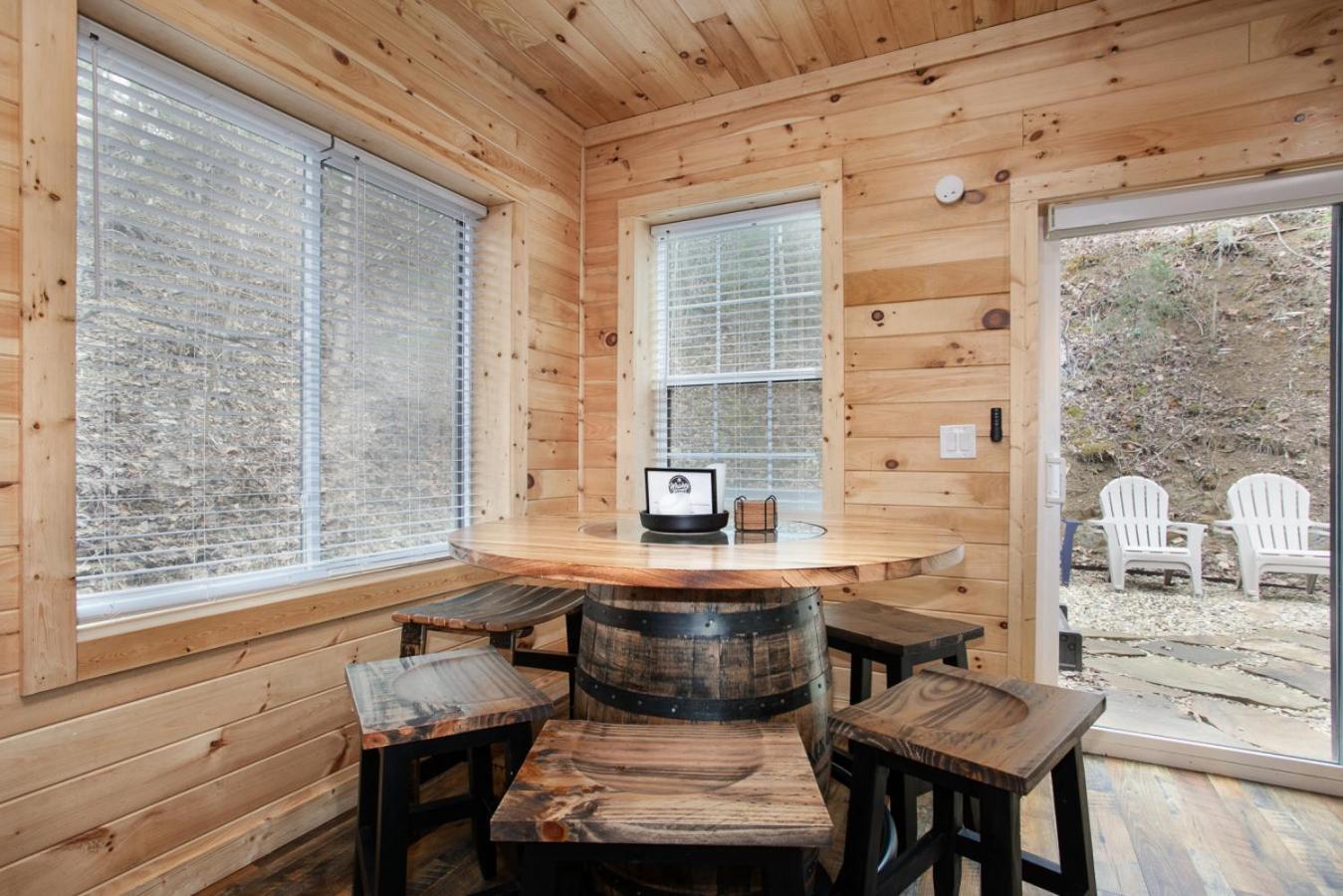 Villa Whiskey Barrel W Hot Tub Arcade Game Fire Pit Sevierville Exterior foto