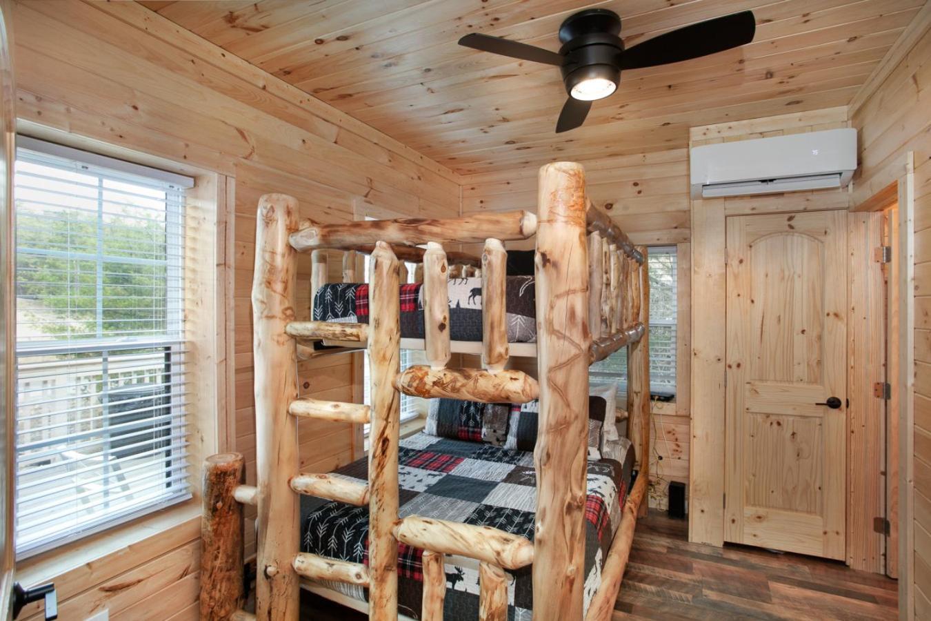 Villa Whiskey Barrel W Hot Tub Arcade Game Fire Pit Sevierville Exterior foto
